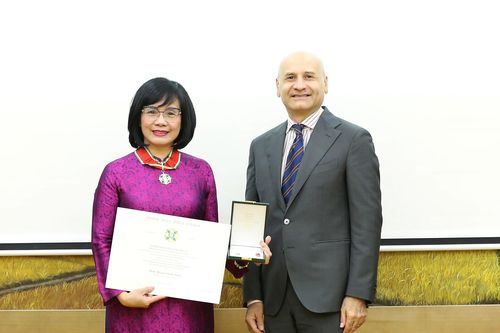 Thứ trưởng Đặng Hoàng Oanh nhận Huân chương cao quý của Cộng hòa Italy