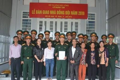 Bàn giao nhà đồng đội cho quân nhân khó khăn về nhà ở