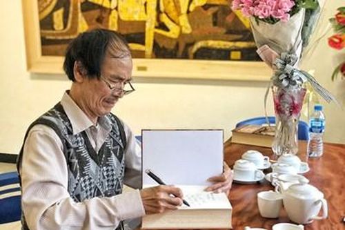 Người họa sĩ nặng lòng với tranh sơn mài