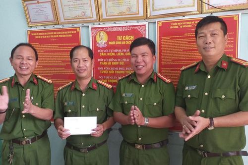 Khen thưởng thành tích bắt giữ hàng hóa nhập lậu