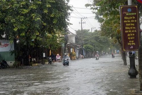 Khẩn trương chống mưa bão và kiểm soát dịch bệnh tại Trung bộ