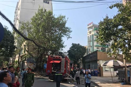 Chung cư mini trên đường Trung Kính cháy ngùn ngụt