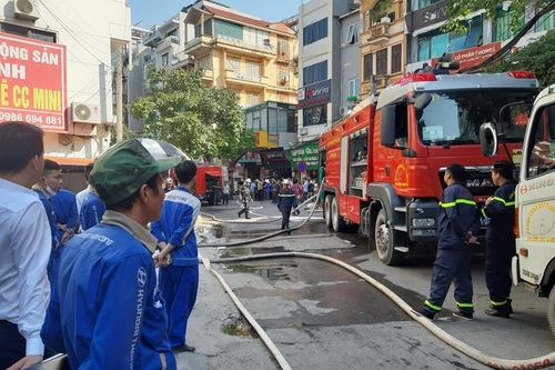 Hà Nội: Cháy lớn trên phố Trung Kính