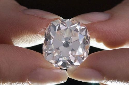 Mua nhẫn cũ 300.000 đồng ở chợ trời, 40 năm sau mới biết kim cương vài chục tỷ