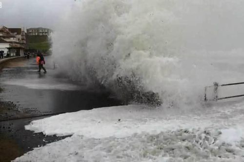 Thót tim nhìn sóng lớn lôi người từ trên bờ xuống biển