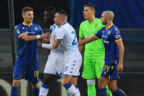 'Ngựa chứng' Balotelli lại gây shock khi ngang nhiên sút bóng về phía khán giả