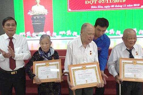 Thành ủy Biên Hòa trao Huy hiệu Đảng cho 195 đảng viên