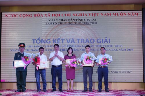 Khen thưởng nhiều tác giả, nhóm tác giả đạt thành tích cao