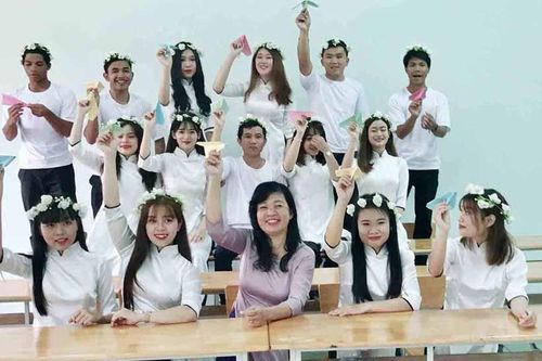Gặp nhau giữa mùa hoa