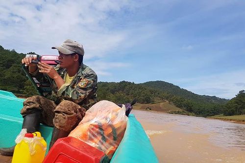 Hồ Đan Kia - Suối Vàng: Trên cày xới đất rừng, dưới dùng xuồng cao tốc chở khách trái phép
