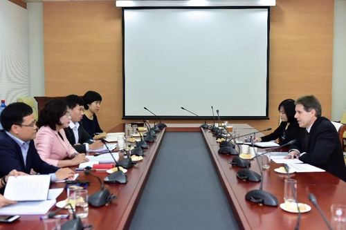 Phó Thống đốc Nguyễn Thị Hồng làm việc với Phó Giám đốc Học viện Đào tạo của IMF tại Singapore