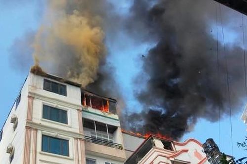 Chung cư cháy lớn, khói đen nghi ngút bốc lên