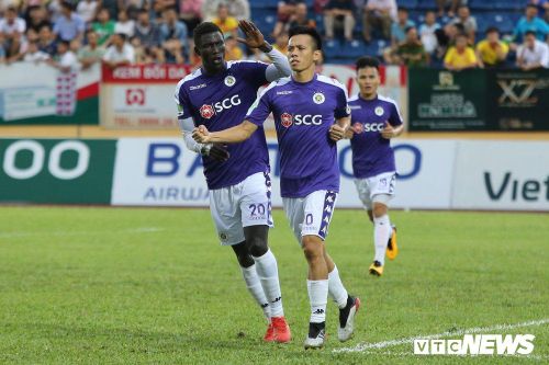 Cầu thủ hay nhất V-League 2019: Văn Quyết ghi nhiều bàn thắng, sao vẫn bị Quang Hải vượt mặt?