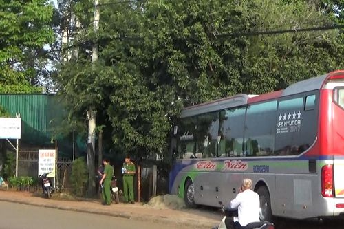 Xe khách lao vào nhà dân, gần 20 hành khách thoát chết trong gang tấc