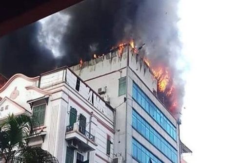 Cháy lớn trên nóc tòa nhà cao tầng, hàng trăm người hoảng hốt tháo chạy