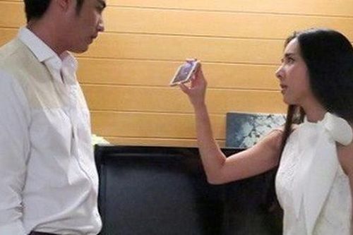 Biết chồng nói dối đi công tác là để vui vẻ với nhân tình, cô vợ liền tung chiêu không ngờ khiến anh sợ vã mồ hôi