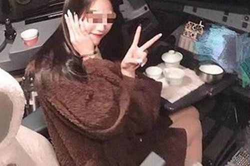 Đưa nữ sinh vào buống lái, chàng phi công phải trả giá cực đắt