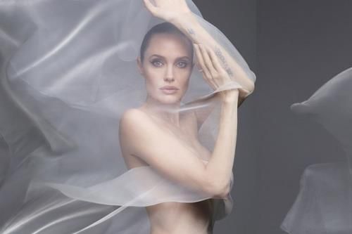 Angelina Jolie chụp ảnh khỏa thân