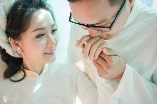 Biên tập viên VTV Thu Hà và bạn trai trong lễ ăn hỏi