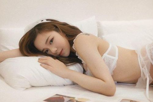 Nhiều hot girl bị tẩy chay vì lột đồ, khoe thân phản cảm