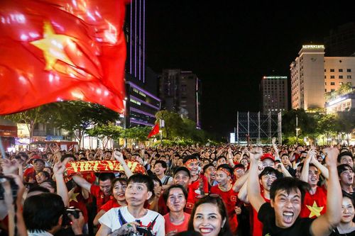 5 màn hình lớn ở phố đi bộ Nguyễn Huệ chiếu trận Việt Nam - Thái Lan