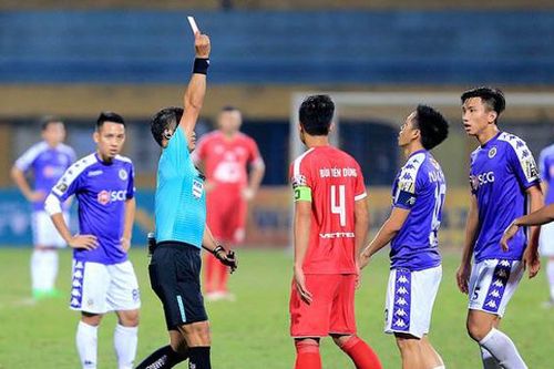 Văn Quyết mất danh hiệu Cầu thủ xuất sắc nhất V-League vì thẻ và án phạt