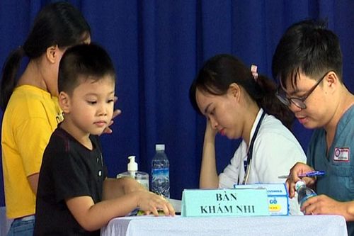 Khám bệnh, phát thuốc miễn phí cho người dân tại bãi rác Khánh Sơn