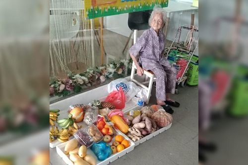 Tranh cãi quầy hàng rau củ của cụ bà 97 tuổi bán đắt mà vẫn đông