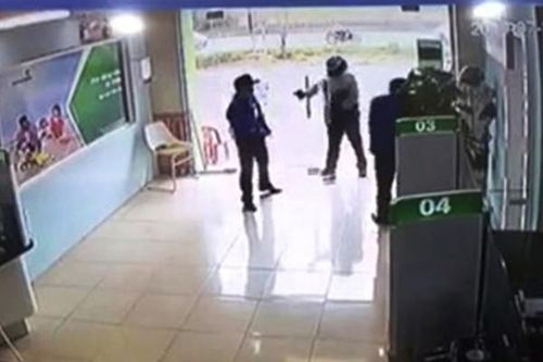 Trung úy công an nổ súng ở ngân hàng cuối cùng đã bị khởi tố tội cướp tài sản