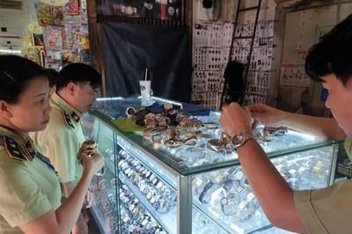 Phát hiện đồng hồ, mắt kính giả trong chợ Bến Thành