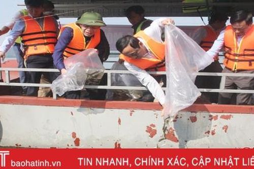 Tái tạo nguồn lợi thủy sản, Hà Tĩnh thả 2 tấn cá giống xuống hồ Kẻ Gỗ