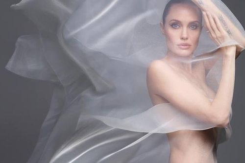 Angelina Jolie khiến fan thổn thức khi bán khỏa thân đẹp ảo diệu trên tạp chí