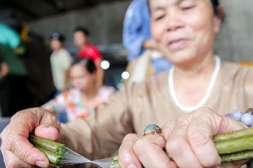 Bộ trưởng Nông nghiệp ngợi khen phụ nữ khéo léo sáng tạo ra sản phẩm tơ sen