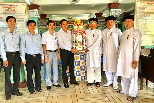 Chủ tịch Ủy ban MTTQ tỉnh thăm và chúc mừng các chức sắc đạo Cao Đài