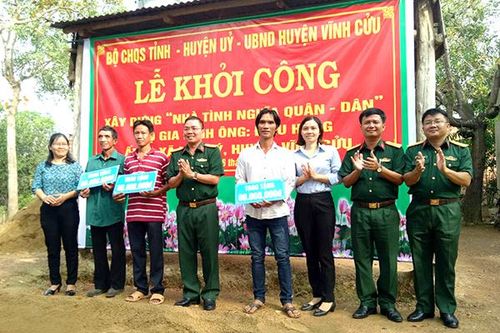 Trao tiền hỗ trợ xây tặng 3 căn nhà nghĩa tình quân dân