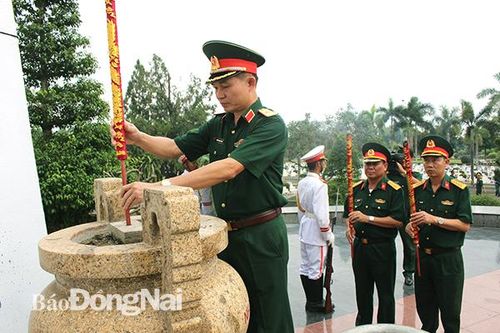Viện Lịch sử quân sự (Bộ Quốc phòng) thăm gia đình chính sách tại Đồng Nai