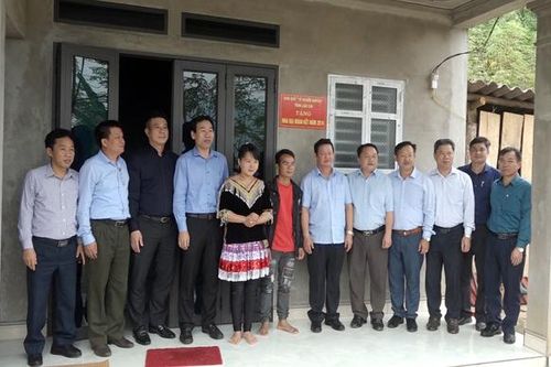 Bí thư Tỉnh ủy Nguyễn Văn Vịnh trao nhà Đại đoàn kết cho hộ có hoàn cảnh đặc biệt khó khăn tại xã Xuân Hòa