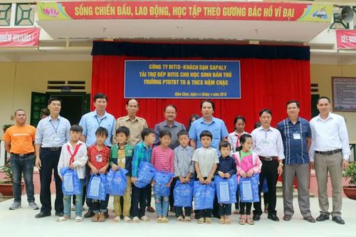 Trao gần 900 đôi dép Biti's cho học sinh vùng cao Bát Xát