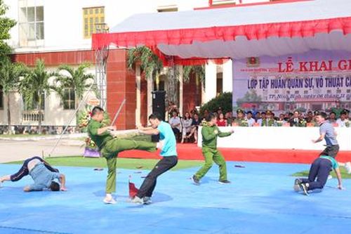 Khai giảng lớp tập huấn điều lệnh, quân sự, võ thuật CAND năm 2019