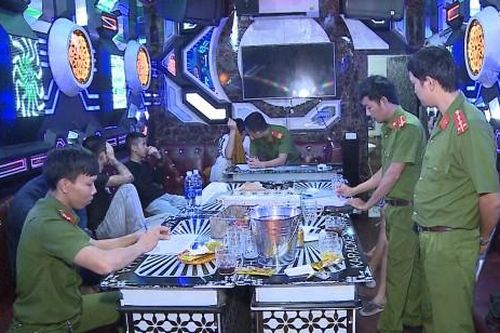Chính trị - Xã hội Pháp luật - Cuộc sống Kiểm tra Karaoke Sơn Hà, phát hiện hàng chục đối tượng sử dụng ma túy