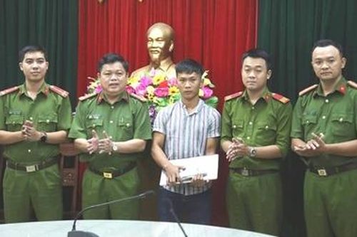 Thượng sĩ Công an nhặt được hơn 75 triệu đồng tìm trả người đánh rơi