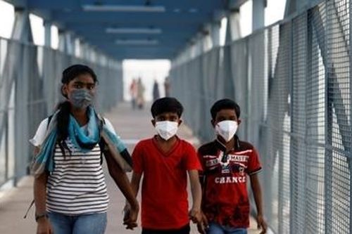 Học sinh Ấn Độ đeo khẩu trang đến trường vì ô nhiễm không khí