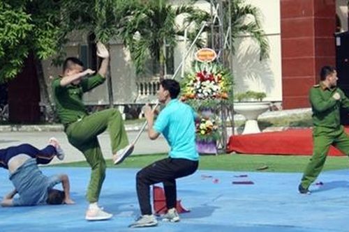 Tập huấn quân sự, võ thuật cho 300 cán bộ chiến sĩ
