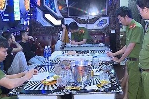 28 nam, nữ thanh niên 'phê' ma túy trong quán karaoke
