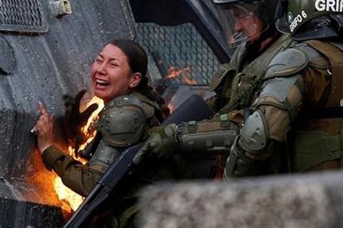 Hai nữ cảnh sát Chile bốc cháy khi bị ném bom xăng