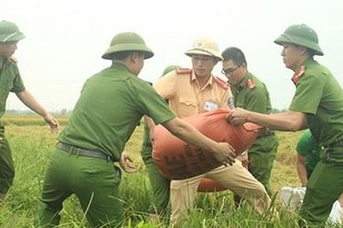 Bão lũ đi qua, tình người đượm lại