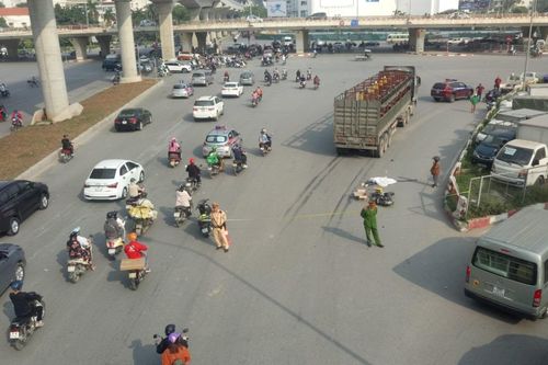 Cô gái tử vong sau va chạm giữa xe đầu kéo và xe máy điện