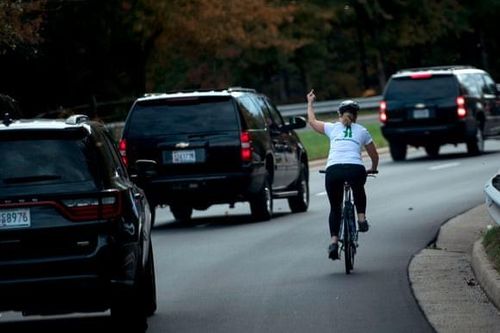 Người giơ ngón giữa với đoàn xe TT Trump đắc cử ở địa phương