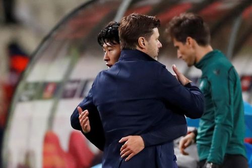 Son xin lỗi Gomes sau khi ghi bàn ở Champions League