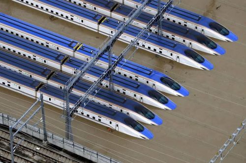 Nhật bỏ 10 tàu shinkansen ngập nước trong bão Hagibis